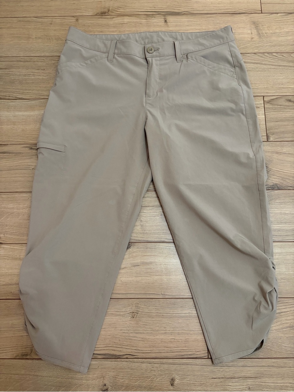 Women’s Eddie Bauer Beige Light Khaki Capris size 10